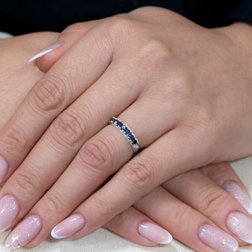 Meia Aliança Em Ouro Branco 3.50mm Com 7 Safiras Azuis