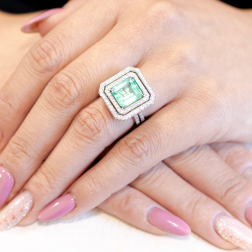 Anel Halo Em Ouro Branco Com 1 Esmeralda 4.78ct
