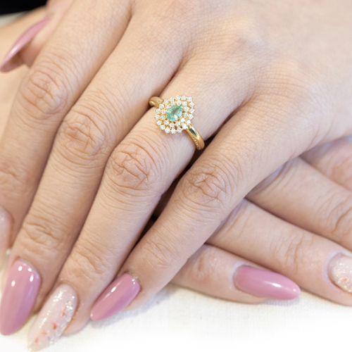 Anel Halo Em Ouro Amarelo Com 1 Esmeralda Gota