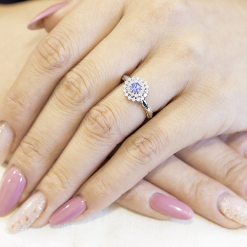 Anel Halo Em Ouro Branco Com 1 Safira Azul Redondo 