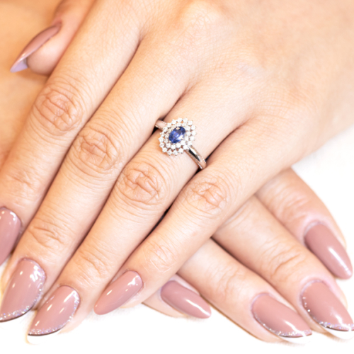 Anel Halo Em Ouro Branco Com 1 Safira Azul Oval