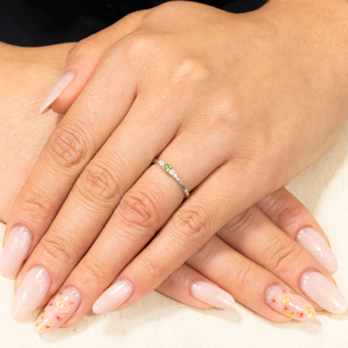 Anel Auge Em Ouro Branco Com 1 Esmeralda Redondo 