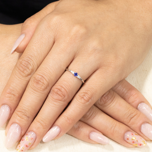 Anel Auge Em Ouro Branco Com 1 Safira Azul Redondo