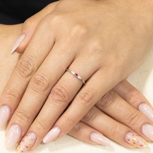 Anel Auge Em Ouro Branco Com 1 Rubi Redondo