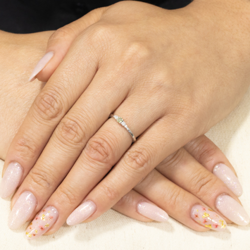 Anel Auge Em Ouro Branco Com 1 Safira Verde Redondo