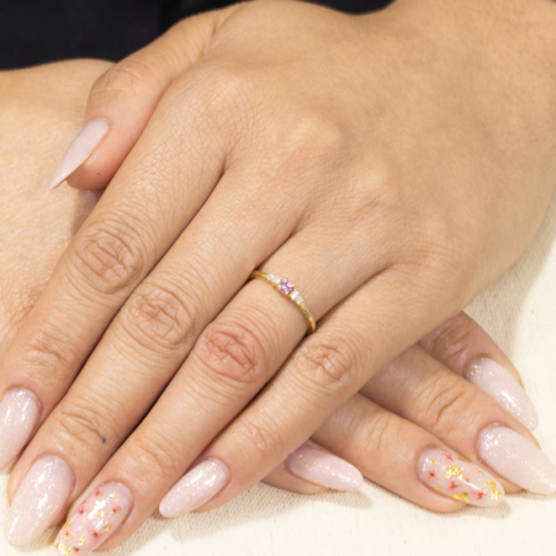 Anel Auge Em Ouro Amarelo Com 1 Safira Roxa Redondo