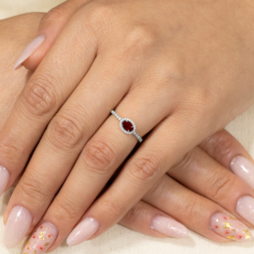 Anel Fianda Em Ouro Branco Com 1 Rubi Oval 	  